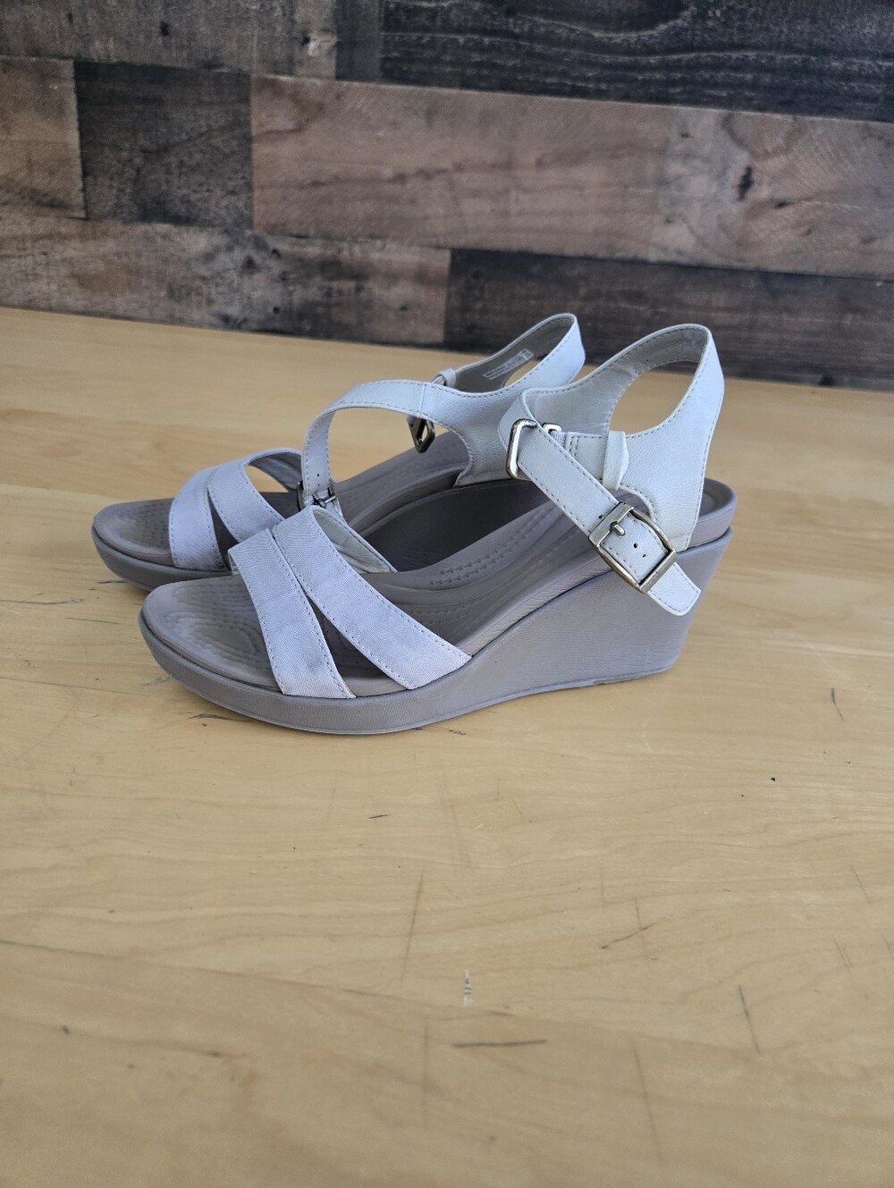 Crocs Women’s Leigh II Beige Canvas Oatmeal Ankle Strap Wedge Sandals Size W 6